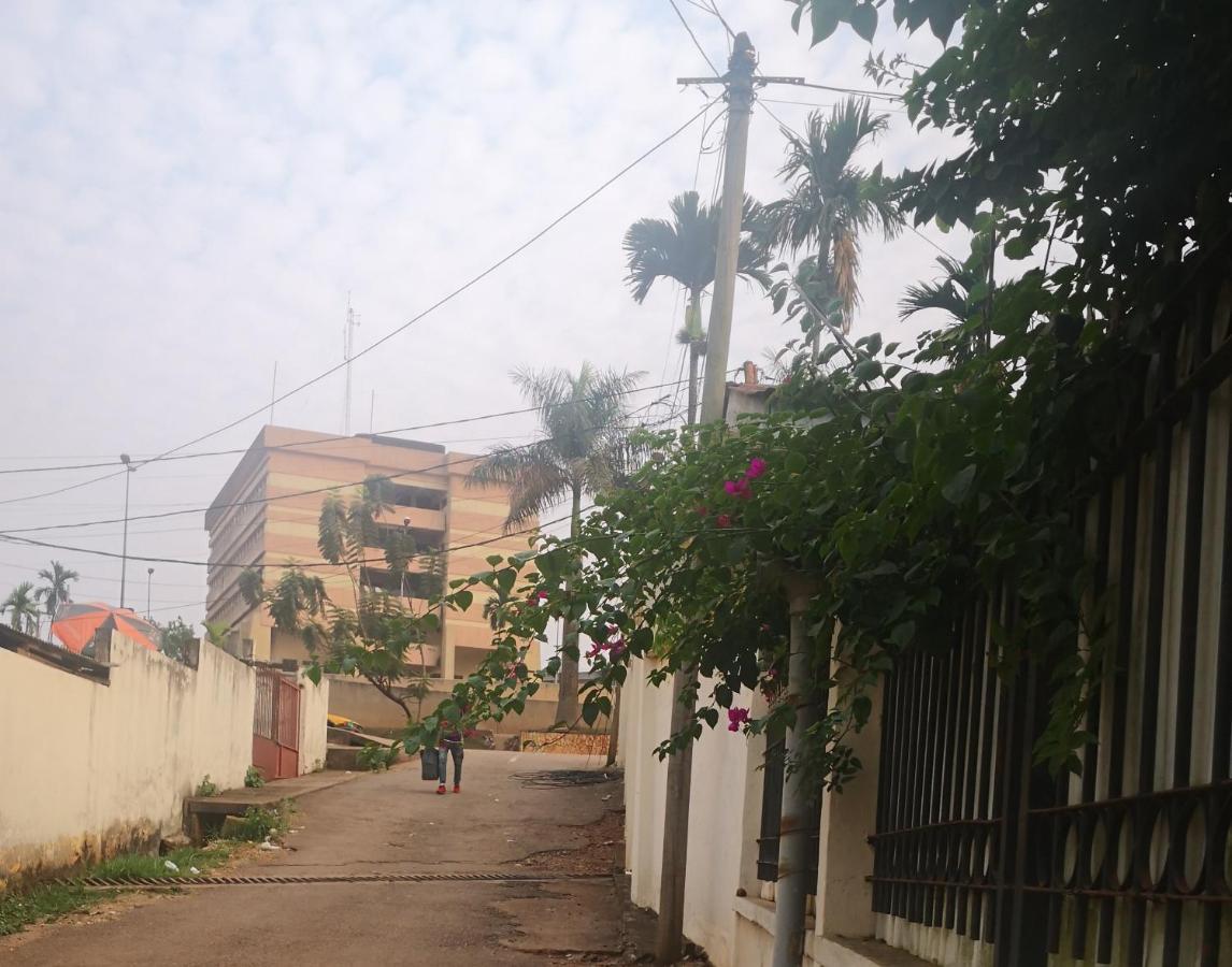 Tout Confort Avec Jardin Entree Bastos ياوندي المظهر الخارجي الصورة